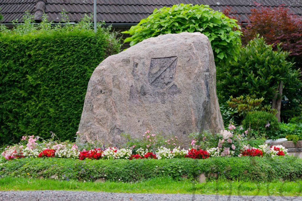 Großer Stein im Ortszentrum